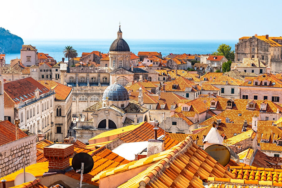 Dubrovnik, coğrafî konumu sayesinde Asya-Avrupa ticaretinde önemli bir merkez olma özelliği kazandı.