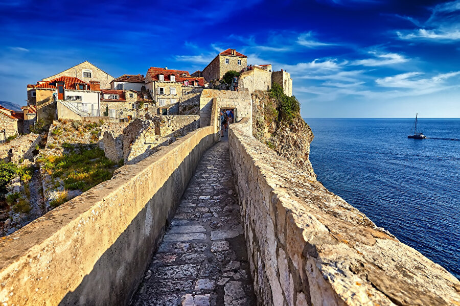 1797 yılında Dalmaçya kıyılarına yerleşen Fransızlar 1806’da Dubrovnik’i de alarak bu küçük cumhuriyete son verdi.