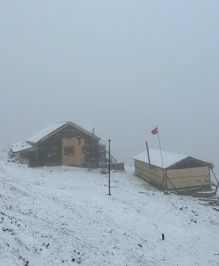 Doğu Karadeniz'e mevsimin ilk karı düştü: Yaylalar beyaz örtüyle kaplandı