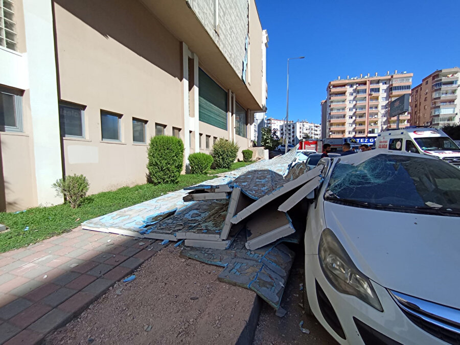 Park halindeki otomobillerin üzerine düştü