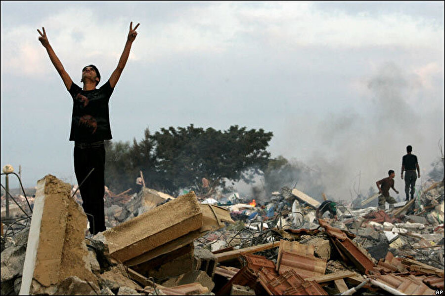 Son İsrail gücünün de Gazze’den çekilmesinin ardından Filistinliler kutlama yapıp molozları topladı.