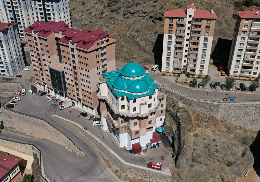 Gören dönüp bir daha bakıyor: Gümüşhane'de 5 katlı binanın üzerinde cami