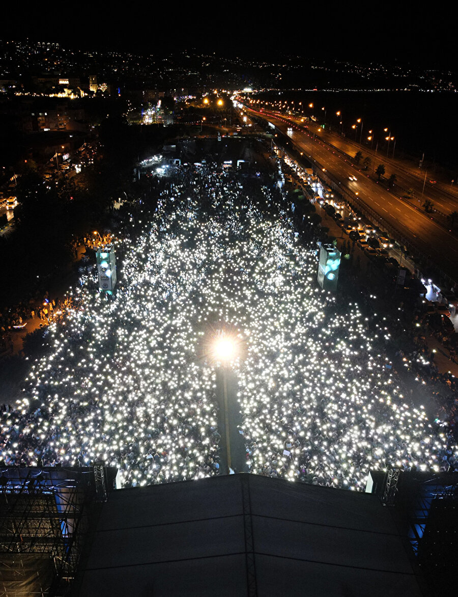 Bir de şu var, sen gerçekten kültür sanat insanıysan, bütçenin önemli bir kısmını da bu işlere harcıyorsundur. Tiyatroya, sinemaya, konserlere gidiyor, kültürel etkinlikleri takip ediyor, sergileri geziyorsundur.