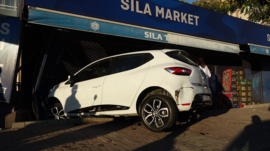 Taksiye çarpıp savrulan otomobil kapalı markete girdi