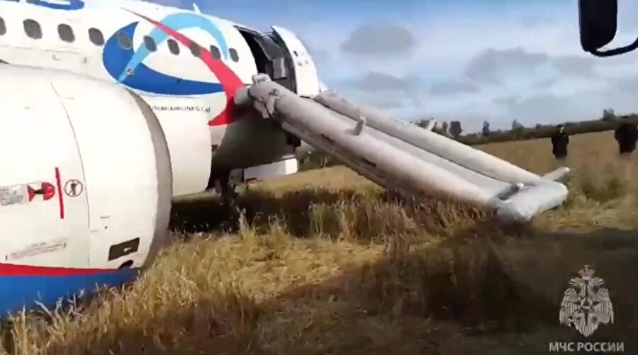 Rusya'da yolcu uçağı tarlaya acil iniş yaptı