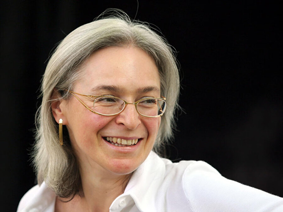 Anna Politkovskaya, Rusya'nın Çeçenistan'daki insan hakları ihlallerine ilişkin haberleri ve kitaplarıyla uluslararası ün kazanmış bir Rus gazeteciydi.