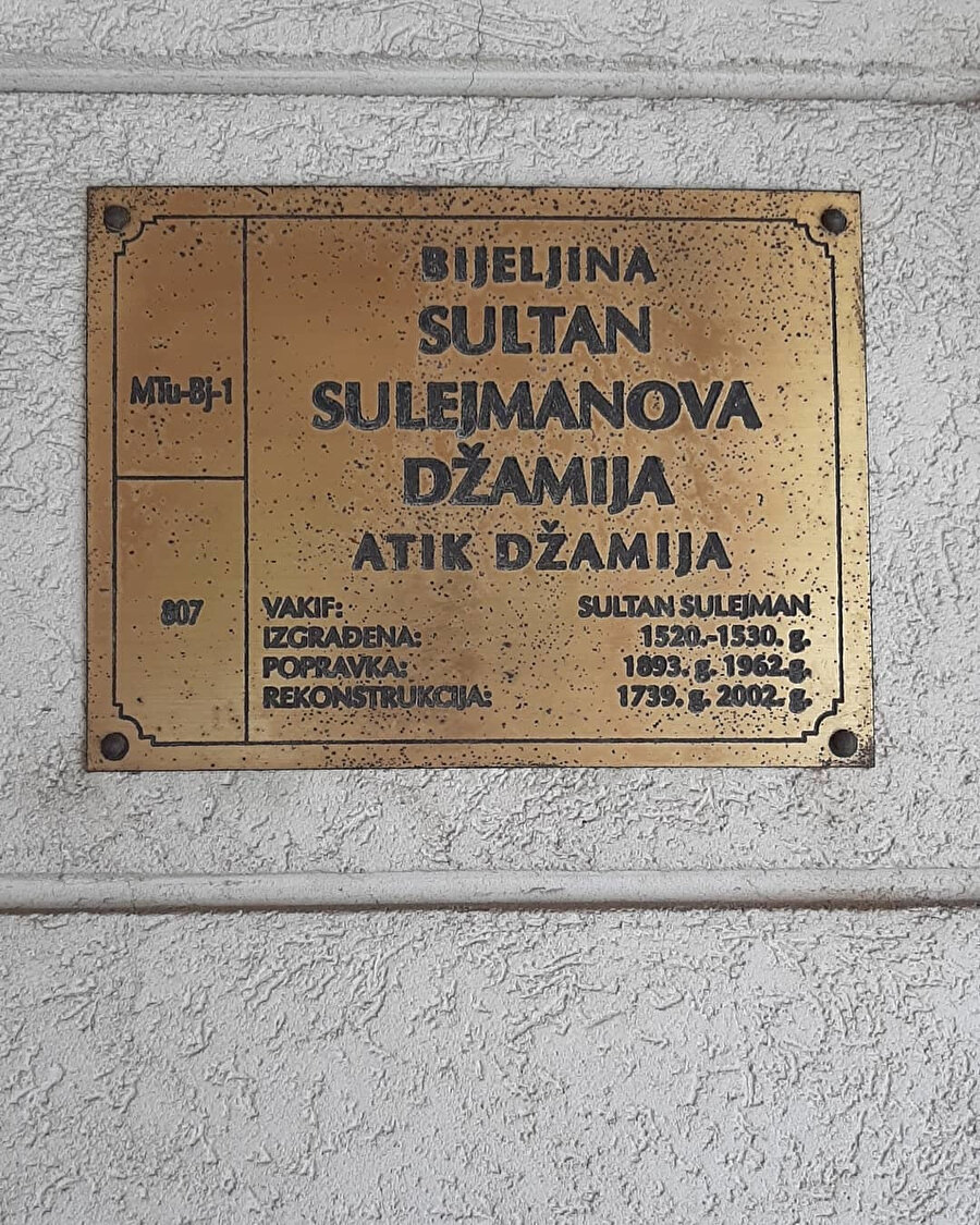 Sultan Süleyman Atik Camii'nin isim tabelası.