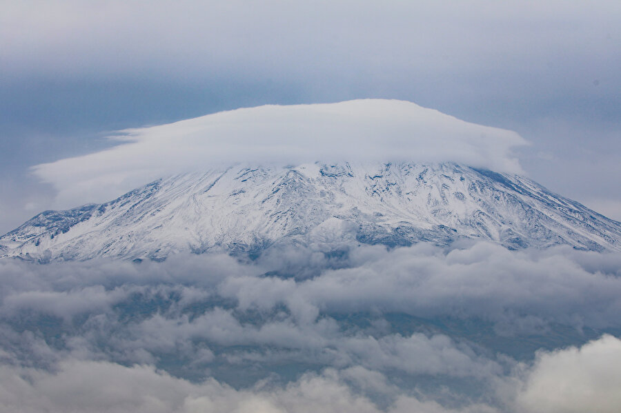 Ağrı Dağı'na kar yağdı