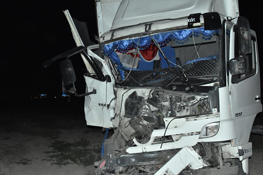Kamyon, yolcu indiren kamyonete çarptı: İki ölü, 7 yaralı