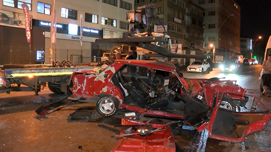 Zeytinburnu'nda otomobil oksijen yüklü tankere çarptı: İki yaralı