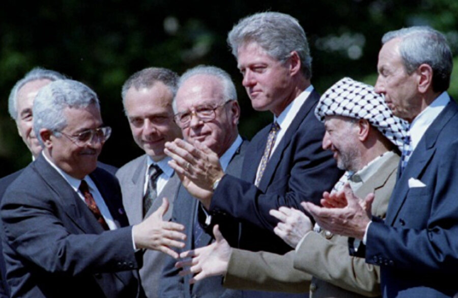 Bundan 30 yıl önce İsrail Başbakanı İzak Rabin, Filistin lideri Yaser Arafat ve ABD Başkanı Bill Clinton Beyaz Saray'ın bahçesinde el sıkışarak, İsrail-Filistin sorununa kalıcı çözümün yolunu açması beklenen Oslo Anlaşmalarını ilan etmişti. Ancak bugün birçok İsrailli ve Filistinli için çözüm her zamankinden daha uzak görünüyor.