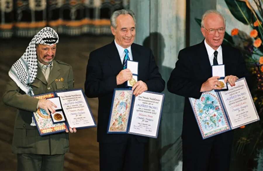 1994 yılında Arafat, Oslo'da yapılan müzakerelerden ötürü İzak Rabin ve Şimon Peres ile birlikte Nobel Barış Ödülü'ne layık görüldü. 