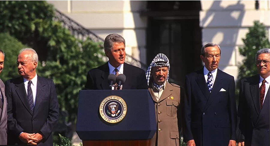 Oslo Anlaşmaları; İsrail ve Filistinliler arasındaki çatışmaları nihai olarak çözecek bir anlaşma ve gelecekteki ilişkiler için bir çerçeve olarak düşünülmüştü.