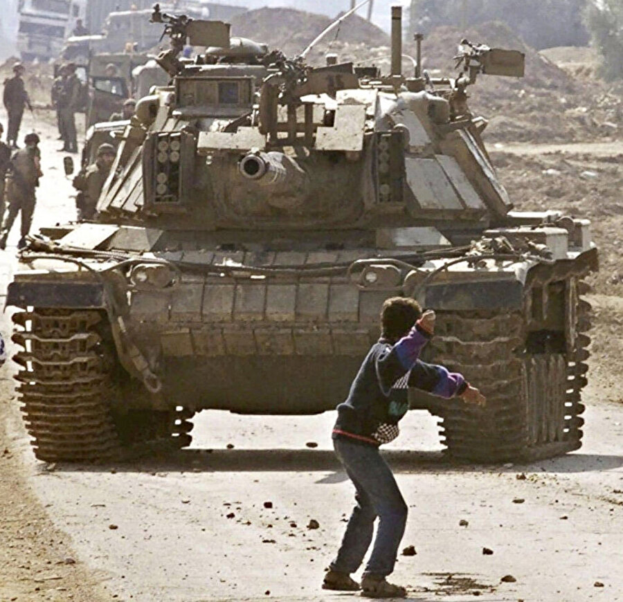 Gazze Şeridi'nde patlak verip daha sonra tüm Filistin topraklarına yayılan ve 1994'e kadar devam eden "intifada", Filistin davasının en önemli aşamalarından biridir.