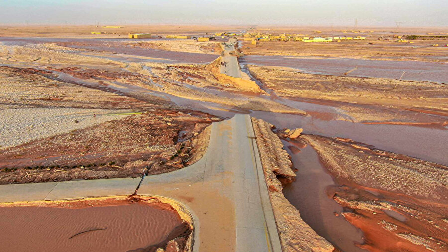  Dağlardan şehre doğru uzanan ve denize dökülen Wadi Derna nehrinde ani sel baskınları yaşandı.