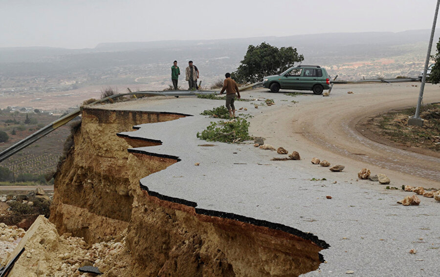  Seller Derna'ya giden birçok bağlantı yoluna zarar verdi veya yok etti.