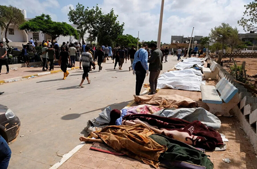 Libya'nın doğusunda kıyıya vuran cesetler, tüm mahalleleri denize sürükleyen fırtınadan ölenlerin sayısını artırdı.