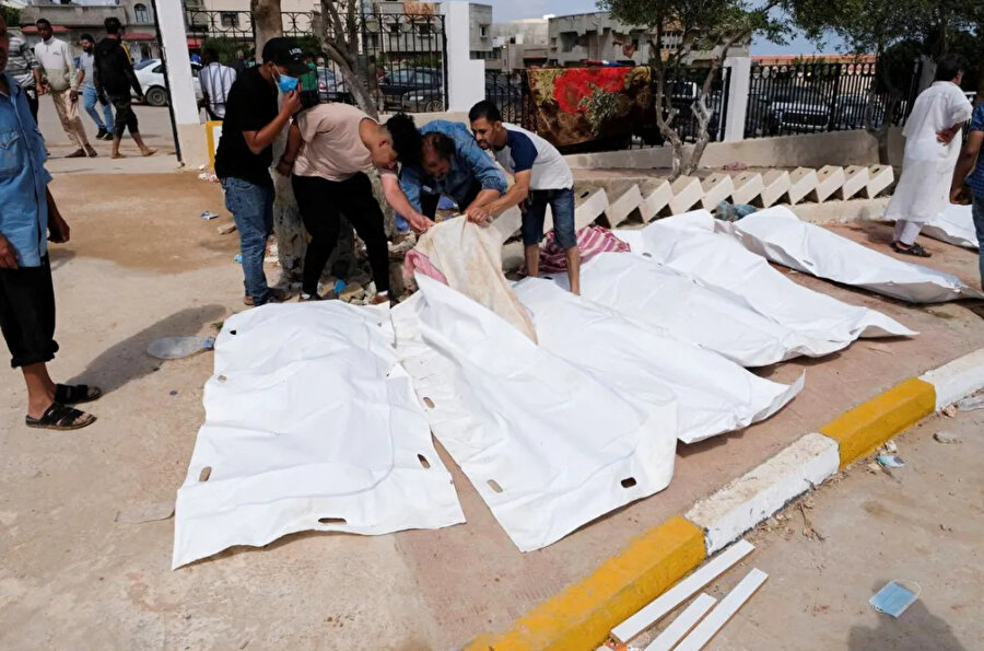 Libya'nın doğusundaki Derna kentindeki bir hastanenin önünde cesetler sıraya dizildi, bölge sakinleri sevdiklerini arıyordu.