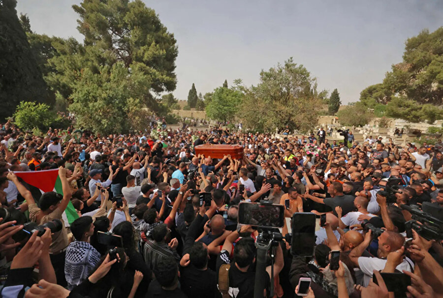 Şirin Ebû Akle'nin cenaze töreni İsrail polisinin benzeri görülmemiş saldırısına sahne oldu: İsrail güvenlik güçleri sersemletici el bombaları ve göz yaşartıcı gaz kullandı ve tabutu taşıyanlara atlar ve coplarla saldırdı. 