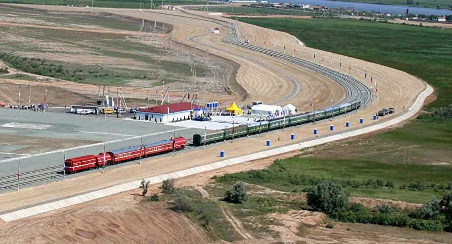 Son zamanlarda işlevsel hale getirilen bu koridor, Batı'nın yaptırımlarının hedefindeki Rusya ve İran arasındaki ikili ve ticarî ilişkiler için önemli bir yere sahip.