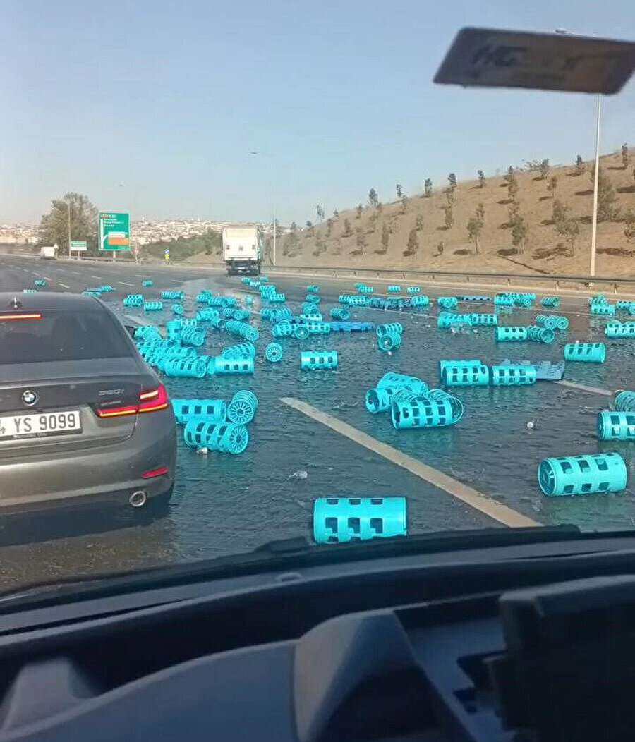 TEM'de yola saçılan su şişeleri trafiği kilitledi