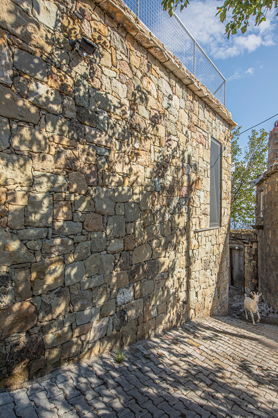 Yapının bulunduğu sokak. Fotoğraf: Derya Atıcı