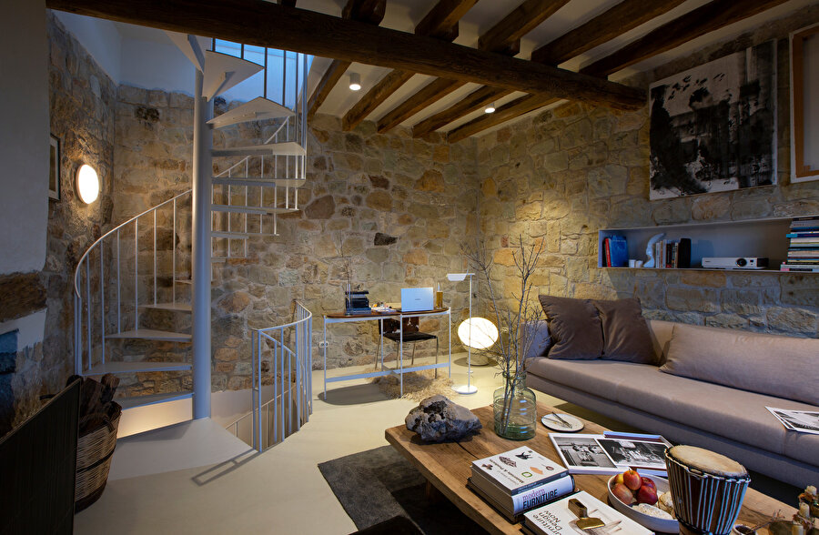 Salonu ve terası bağlayan merdiven. Fotoğraf: Derya Atıcı