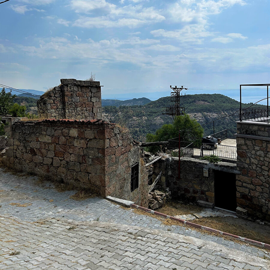 Köyden bakıldığında Kazdağları’nın etekleri. Fotoğraf: Birsen Uzun Aydın