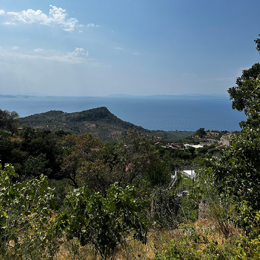 Ahmetçe Köyü üzerinden denize bakış. Fotoğraf: Birsen Uzun Aydın