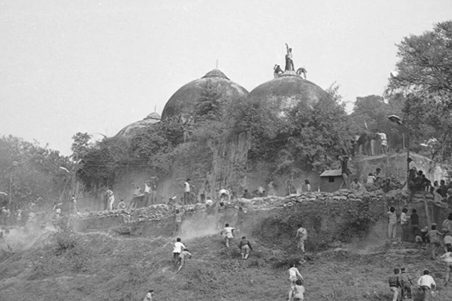Tapınak inşaatının tamamlanmak üzere olduğu kuzeydeki Ayodhya kasabasındaki alan, hem Hindular hem de Müslümanların üzerinde hak iddia etmesi nedeniyle onlarca yıldır şiddetli tartışmalara sahne oldu.