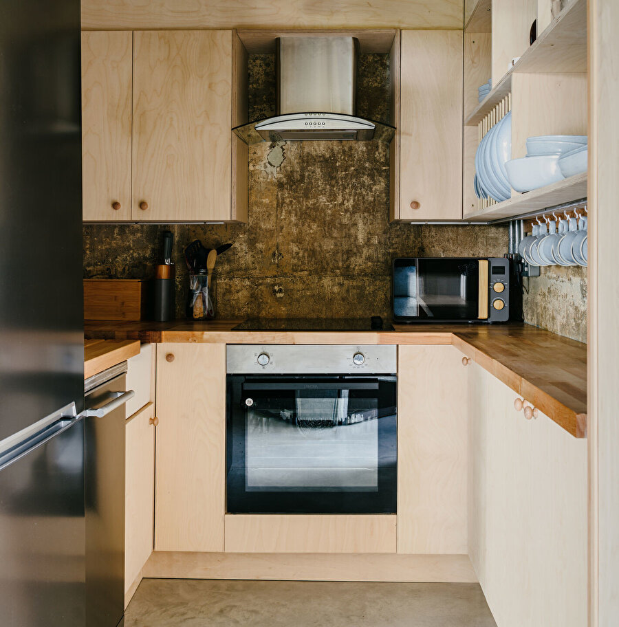 Temel ihtiyaçlara karşılık veren kompakt bir mutfak tasarlanıyor. 