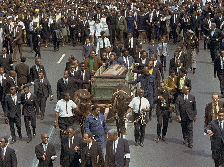 Martin Luther King’in cenaze merasiminden bir fotoğraf.