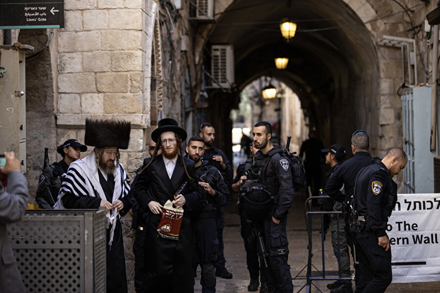 Çok sayıda İsrail askeri, yerleşkenin avlularında, Mescid-i Aksâ'nın kapılarında ve işgal altındaki Doğu Kudüs'teki Eski Şehir'in girişlerinin çevresinde konuşlandırıldı. 