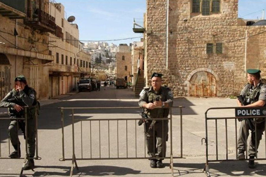 İsrail ordusu, Yahudi bayramlarında camiyi Müslümanlara kapatıyor ve bu durum onların avlulara erişimini de engelliyor. 