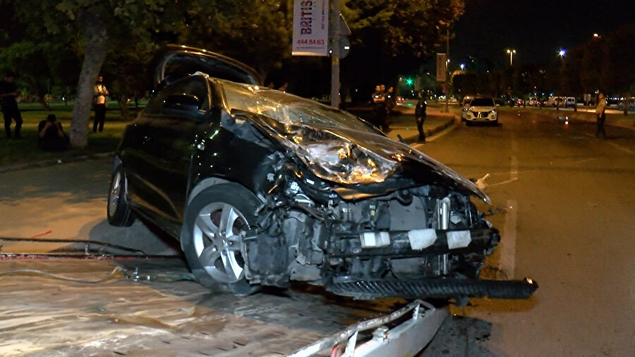 Kartal'da arkadaşından aldığı otomobille takla attı: 3 yaralı
