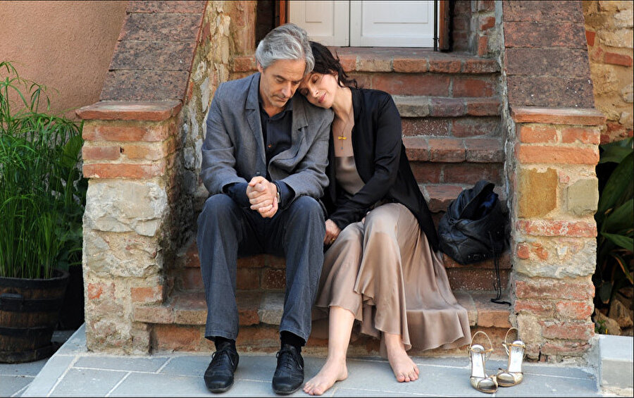 Copie Conforme (Aslı Gibidir), İranlı yönetmen Abbas Kiyarüstemi tarafından çekilen ve başrollerinde Juliette Binoche ve William Shimell’in yer aldığı film.