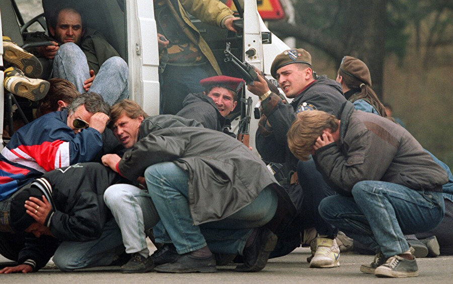 Bosna'da yaşanan bir çatışma esnasında bir askerin yanındaki siviller böyle görüntülenmişti.