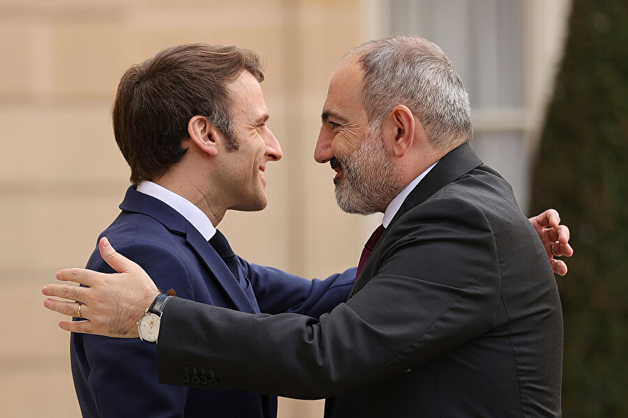 Fransa Cumhurbaşkanı Macron ile Ermenistan Başbakanı Paşinyan birbirlerine sarılırken böyle görüntülenmişti.