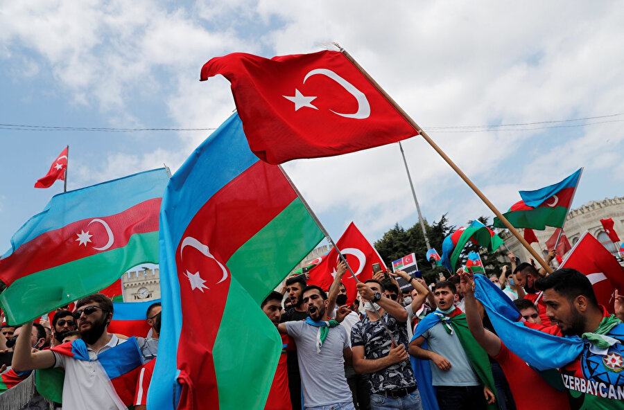 Karabağ'ın kurtarılmasının ardından Türkiye ve Azerbaycan bayrakları bir arada gözüküyor.