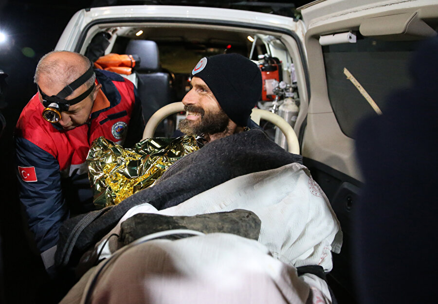 ABD'li dağcı tahliye edildikten sonra objektiflere gülümserken görünüyor