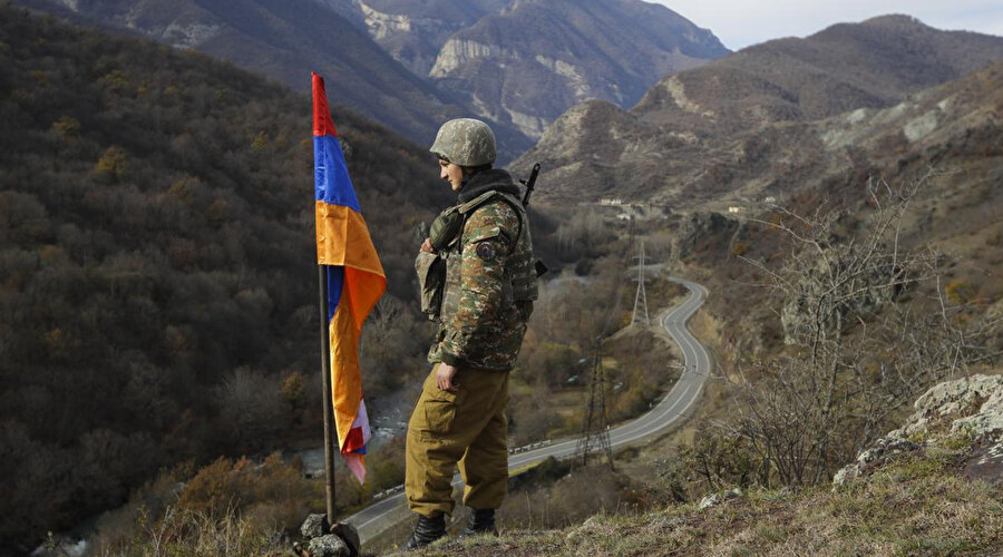 Azerbaycan; idari, sosyal, eğitimsel, tıbbi, dinî ve diğer kurumların korunması ve savunulmasının uluslararası insancıl hukuka uygun olarak yönetileceği belirtti.