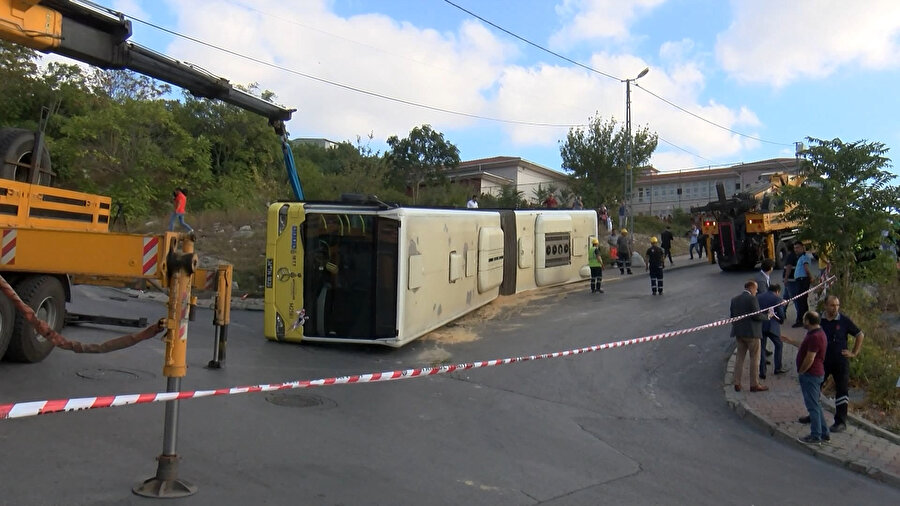 Başakşehir'de İETT otobüsü devrildi: 5 yaralı