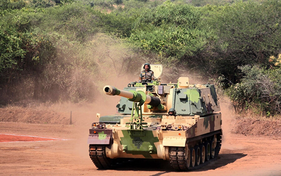 Tankın üzerinde bir asker böyle görüntülenmişti.