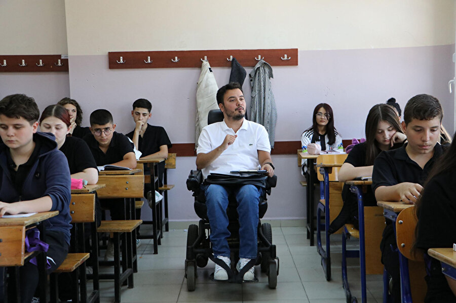 Bırakmak zorunda kaldığı liseye tekerlekli sandalye ile öğretmen olarak döndü