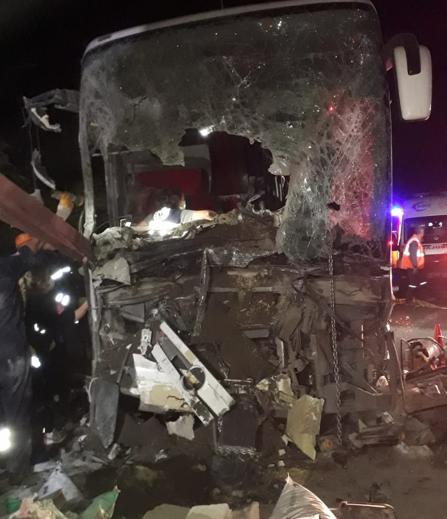 Erzurum’da yolcu otobüsü traktöre çarptı: İki ölü, 14 yaralı