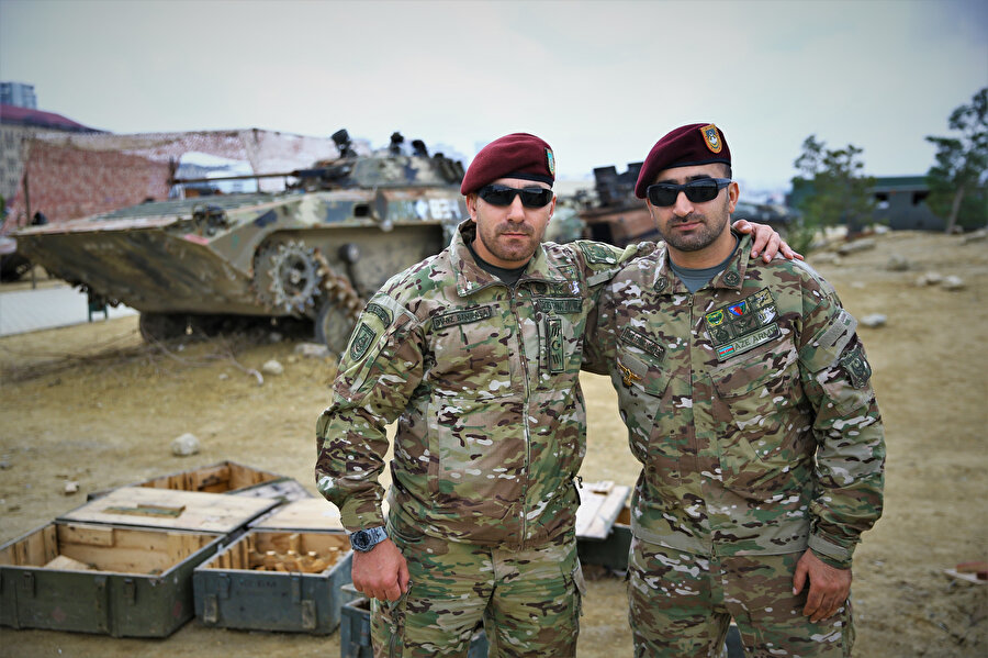 Azerbaycan askerleri objektiflere böyle poz vermişti.