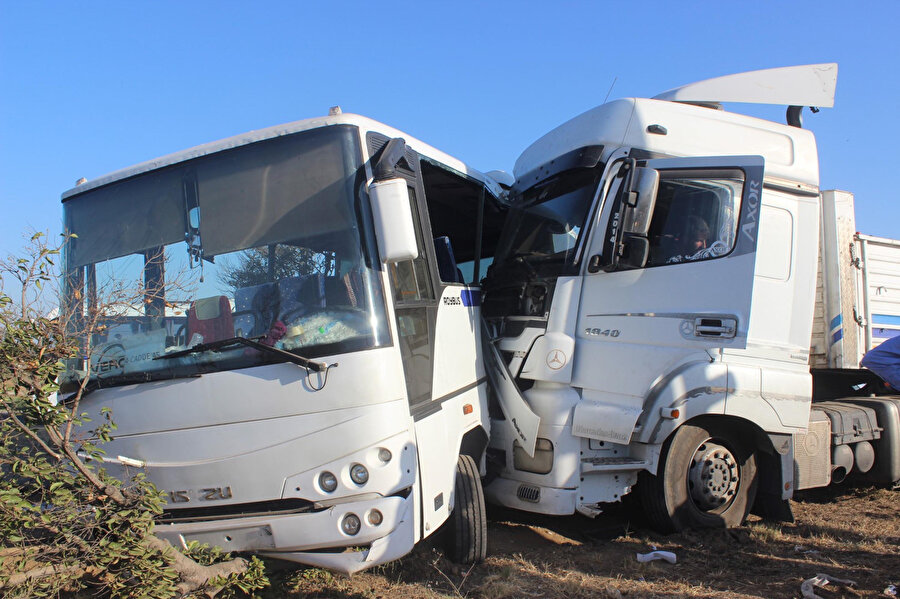 Manisa'da işçi servisi ile TIR çarpıştı: 1'i ağır 23 yaralı