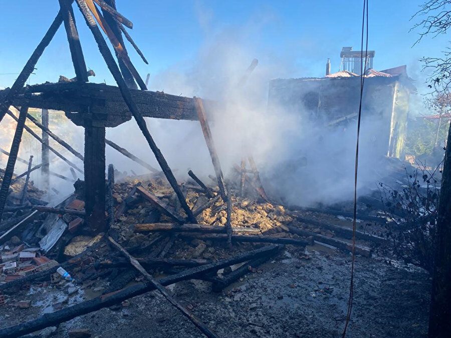 Kastamonu'da çıkan yangında üç ev ve bir ahır zarar gördü