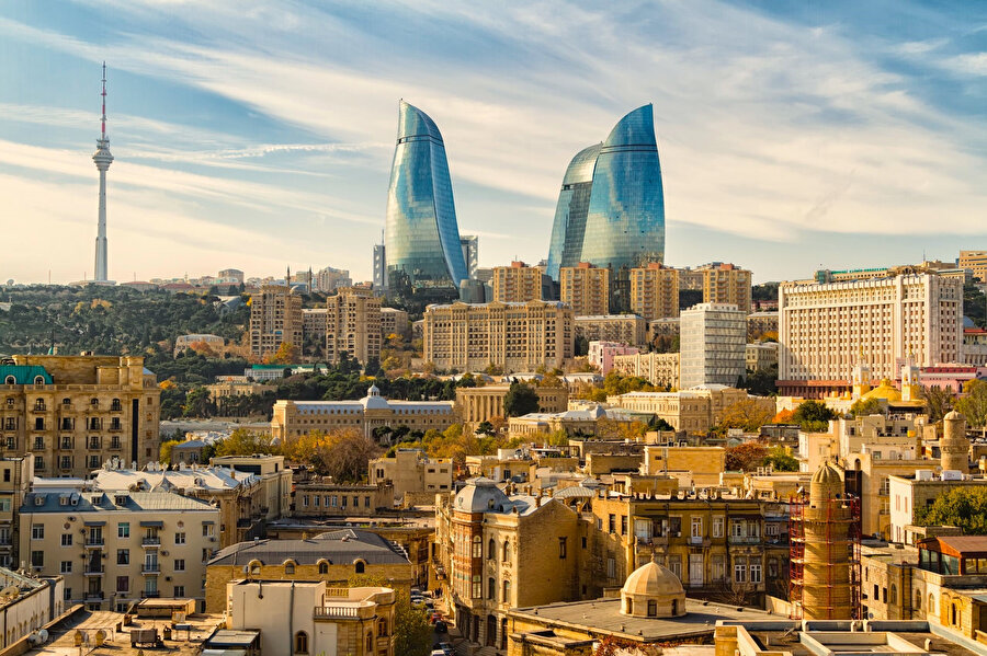 Azerbaycan'ın başkenti Bakü, Kafkasya’nın en büyük şehri, en önemli kültür ve ticaret merkezidir.