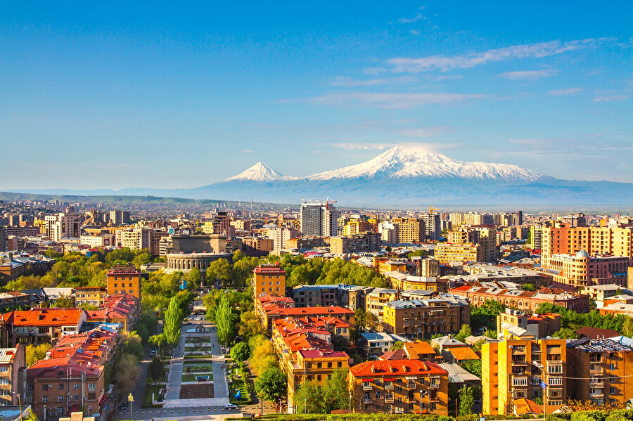 Ermenistan'ın en büyük şehri ve başkenti olan Erivan, Osmanlı ve Fars egemenliği altında “Revan” olarak isimlendirilmiştir.